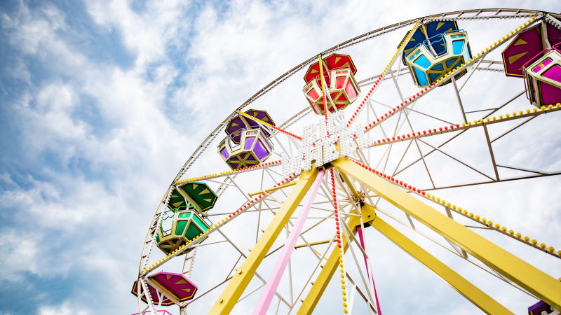 Image of a ferris wheel at an amusement park in NY